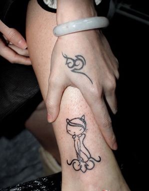 点击大图看下一张:女孩子腿部潮流流行的猫咪纹身图片