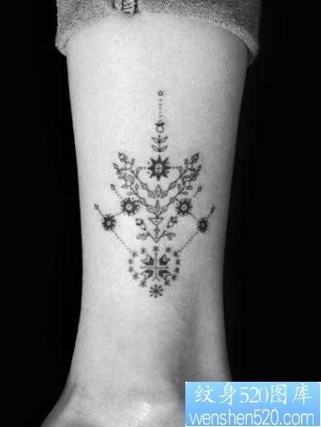 点击大图看下一张:女孩子喜欢的腿部精美的图腾纹身图片