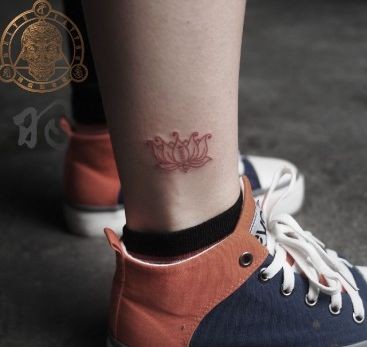 点击大图看下一张：女孩子腿部线条莲花纹身图片