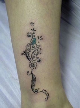 点击大图看下一张:女人喜欢的腿部藤蔓纹身图片