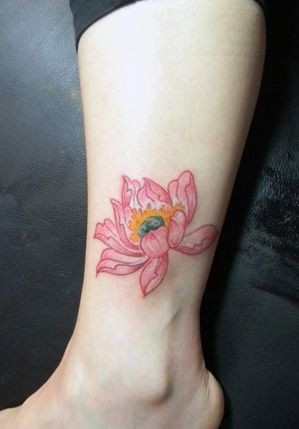 点击大图看下一张：一幅女人腿部彩色莲花纹身图片