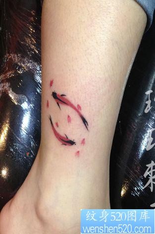 点击大图看下一张:女孩子腿部水墨画鲤鱼纹身图片