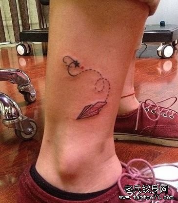 点击大图看下一张:腿部一幅另类潮流的纸飞机纹身图片