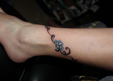 点击大图看下一张:女孩子腿部图腾四叶草藤蔓纹身图片