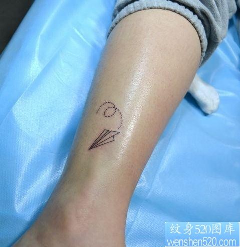 点击大图看下一张：腿部另类潮流的一幅纸飞机纹身图片