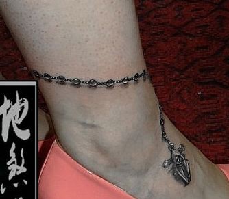 点击大图看下一张：女孩子腿部精美的脚链纹身图片