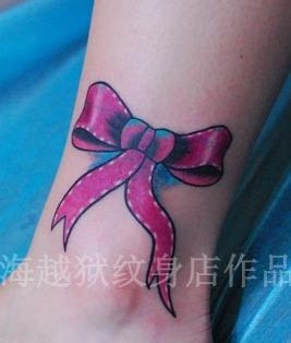 点击大图看下一张：女孩子腿部彩色蝴蝶结纹身图片