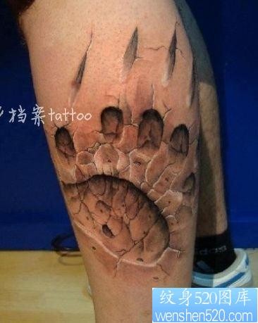 点击大图看下一张：腿部一幅石裂烙印效果熊爪印纹身图片