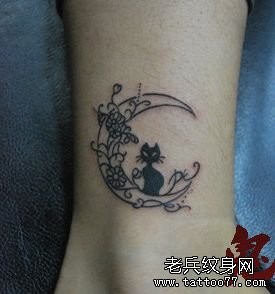 点击大图看下一张：女人腿部月亮与猫咪纹身图片