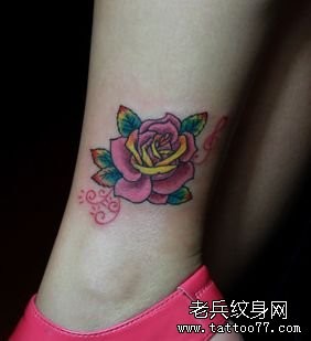 点击大图看下一张：女人腿部潮流精美的欧美风格玫瑰花纹身图片