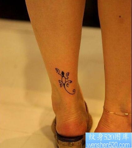 点击大图看下一张：女人腿部图腾小壁虎纹身图片