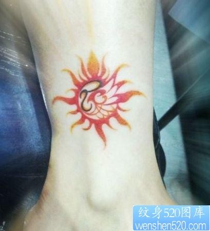 点击大图看下一张：腿部一幅精美的彩色图腾太阳纹身图片