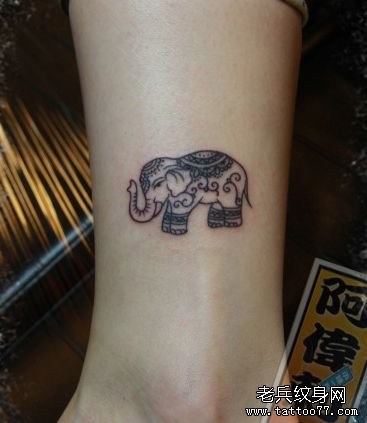 点击大图看下一张：女孩子腿部一幅小象纹身图片