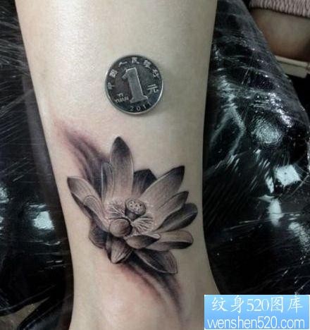 点击大图看下一张：女人腿部精美的一幅黑灰莲花纹身图片