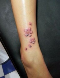 女孩子腿部彩色樱花纹身图片