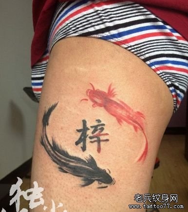 点击大图看下一张：男生腿部一幅水墨画鲤鱼纹身图片