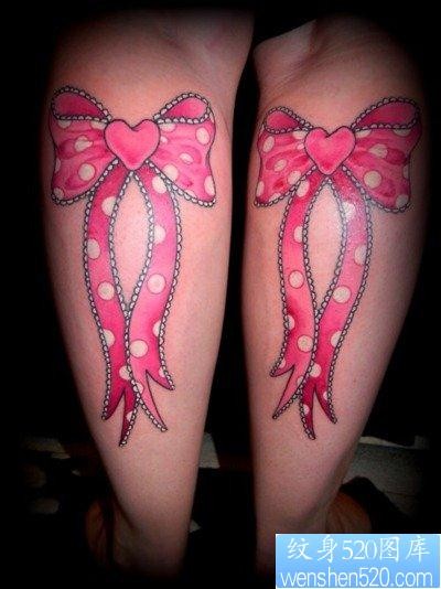 点击大图看下一张：女人腿部好看的彩色蝴蝶结纹身图片