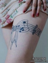 女人腿部一幅彩色玫瑰花与三角形纹身图片