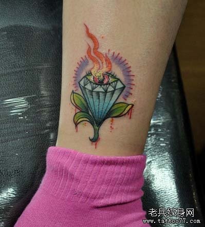 点击大图看下一张：腿部漂亮的彩色钻石纹身图片