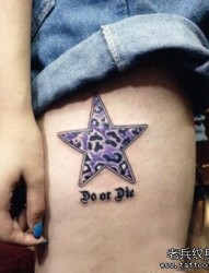 女孩子腿部精巧的一幅梅花纹身图片