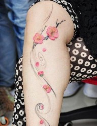 女人腿部好看的樱花纹身图片