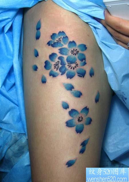 点击大图看下一张：女人腿部好看的樱花纹身图片