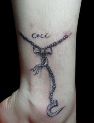 女人腿部小巧的蝴蝶结与吊链纹身图片