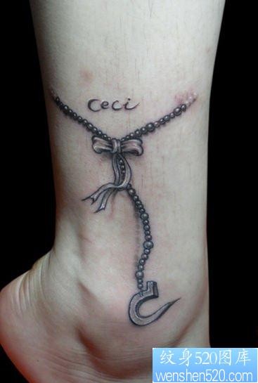 点击大图看下一张：女人腿部小巧的蝴蝶结与吊链纹身图片