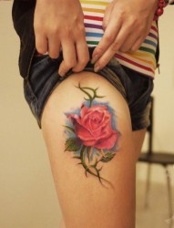 美女腿部漂亮的彩色玫瑰花纹身图片
