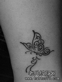 点击大图看下一张：女人比较喜欢的腿部图腾蝴蝶纹身图片