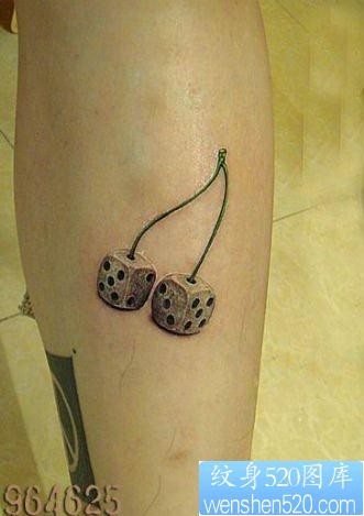 点击大图看下一张：腿部一幅另类的色子纹身图片