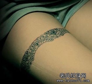点击大图看下一张：女人腿部一幅简单性感的蕾丝纹身图片