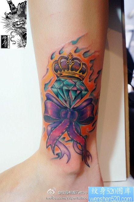 点击大图看下一张：女人腿部漂亮的皇冠蝴蝶结钻石纹身图片