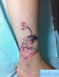 腿部唯美经典的图腾蝙蝠纹身图片