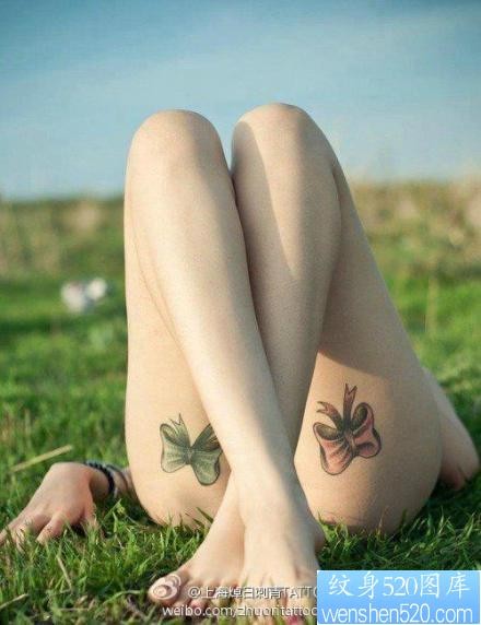 点击大图看下一张：女人腿部潮流流行的蝴蝶结纹身图片