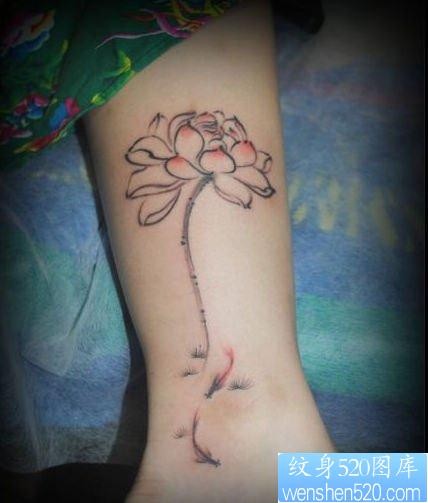 点击大图看下一张：女人腿部好看的水墨画莲花小鲤鱼纹身图片