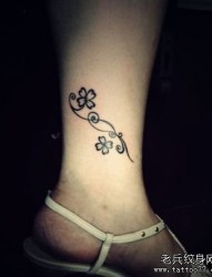 女人腿部精美的图腾四叶草纹身图片