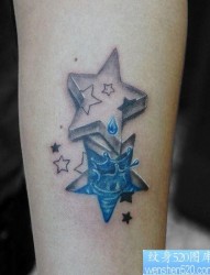 腿部经典的烙印与浮雕的五角星纹身图片