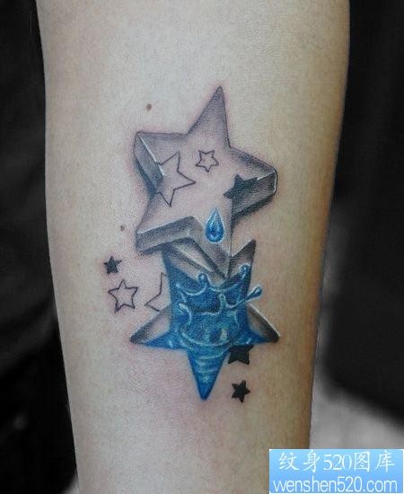 点击大图看下一张：腿部经典的烙印与浮雕的五角星纹身图片