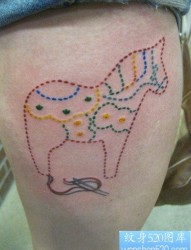 女孩子腿部毛线线条马纹身图片