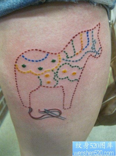 点击大图看下一张：女孩子腿部毛线线条马纹身图片
