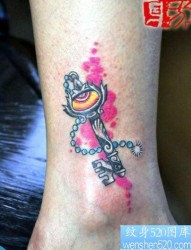 女孩子腿部流行好看的钥匙纹身图片