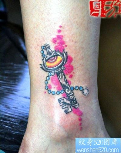 点击大图看下一张：女孩子腿部流行好看的钥匙纹身图片