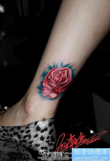 点击大图看下一张：女人腿部漂亮的彩色玫瑰花纹身图片