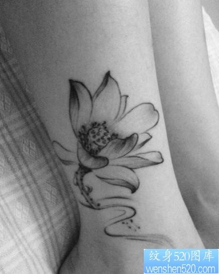 点击大图看下一张：女人腿部精美的水墨画莲花纹身图片