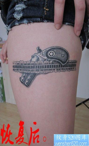 点击大图看下一张：女人腿部简单潮流的蕾丝手枪纹身图片