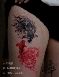 女人腿部精美的彩色桃花纹身图片