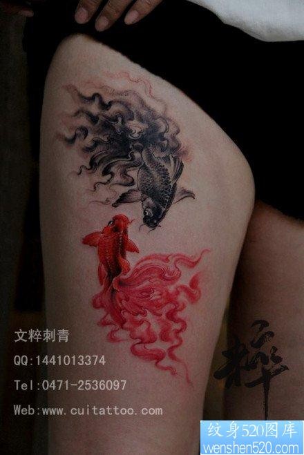 点击大图看下一张：女人腿部好看的小金鱼纹身图片