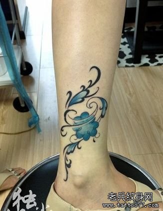 点击大图看下一张：女孩子腿部精美的彩色图腾四叶草纹身图片