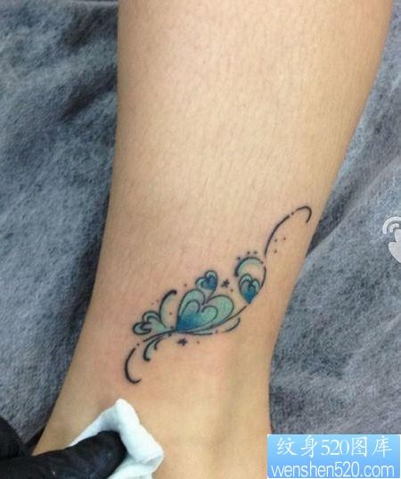 点击大图看下一张：美女腿部好看的图腾爱心藤蔓纹身图片
